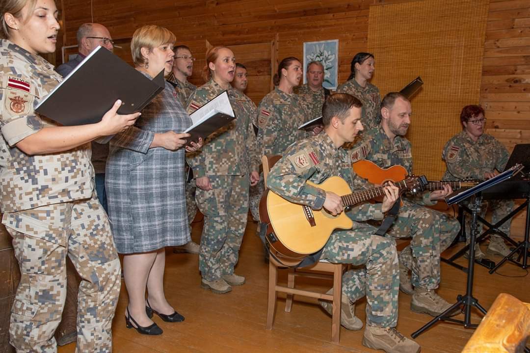 Karavīri dzied A. Pumpura muzejā Lielvārdē 2019. gadā.