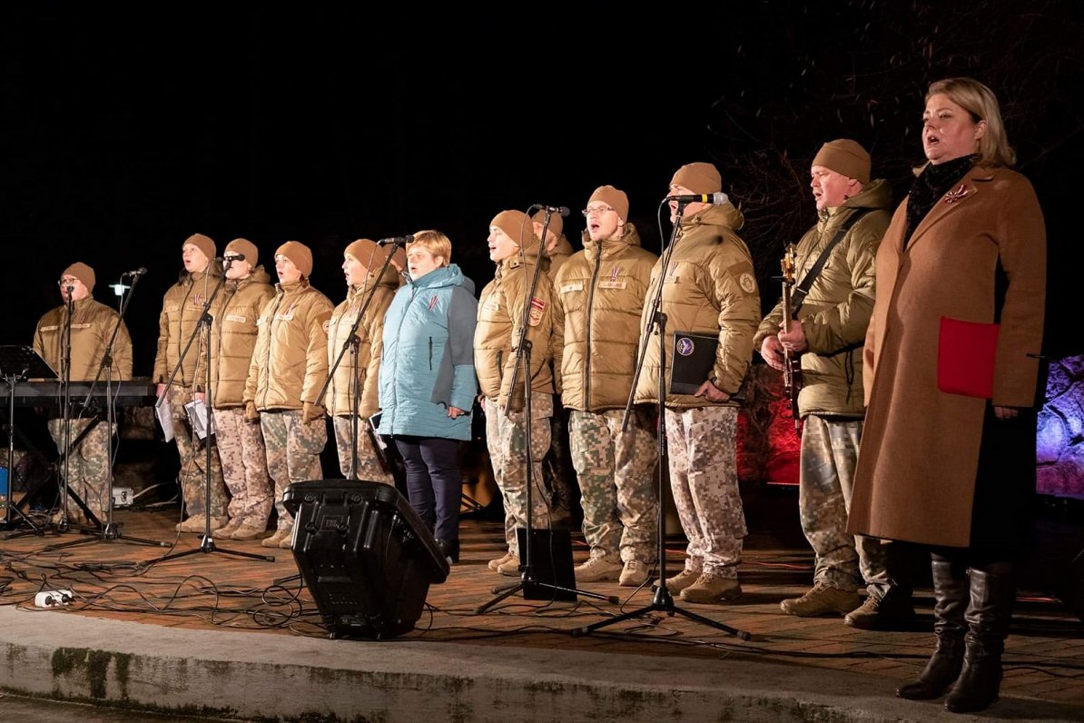 Karavīri uzstājas Lielvārdē 2019. gada 11. novembrī.