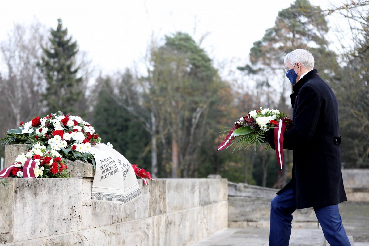 Ministru prezidents Krišjānis Kariņš piedalās Lāčplēša dienai veltītajā ziedu nolikšanas ceremonijā...