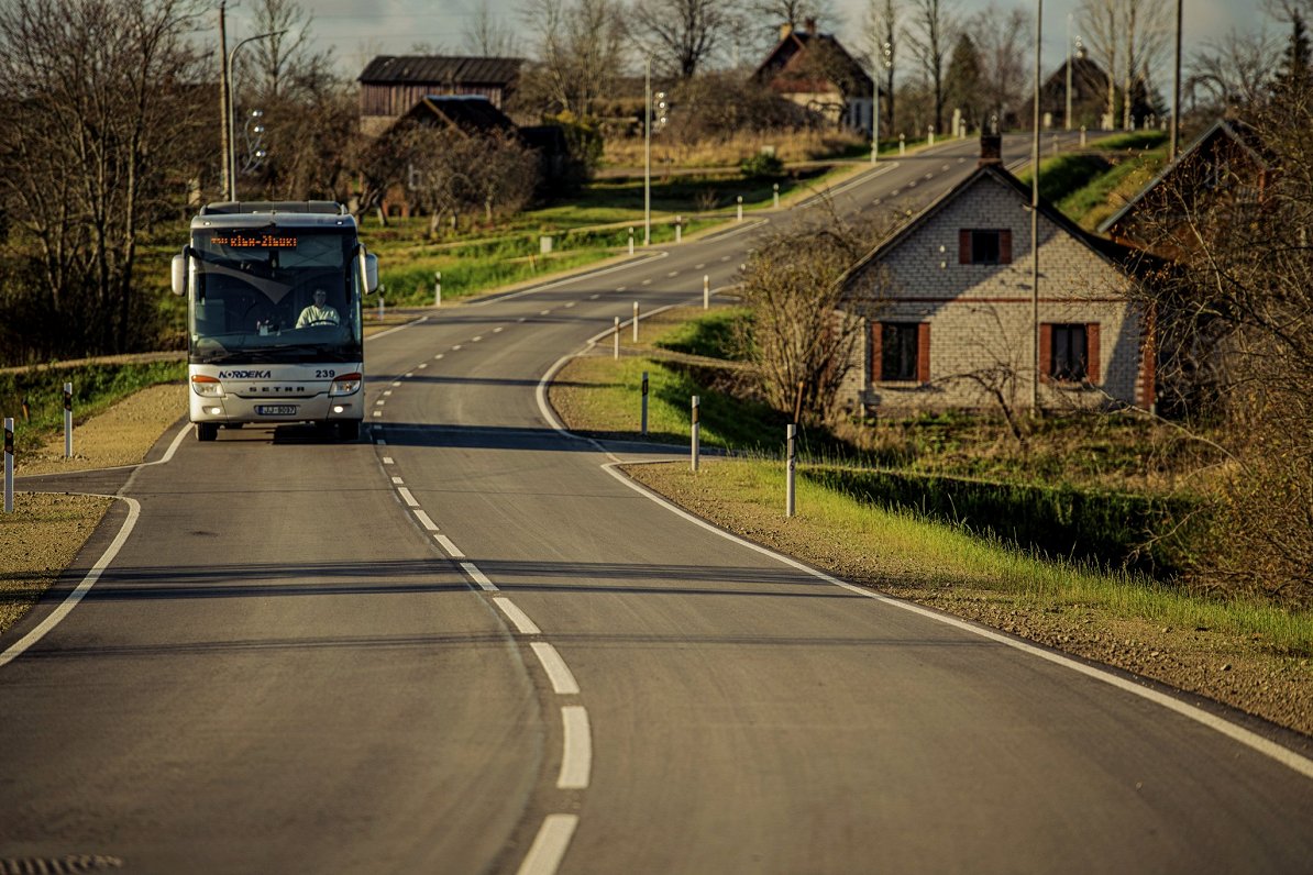 Автобус на сельской дороге. Иллюстративное фото