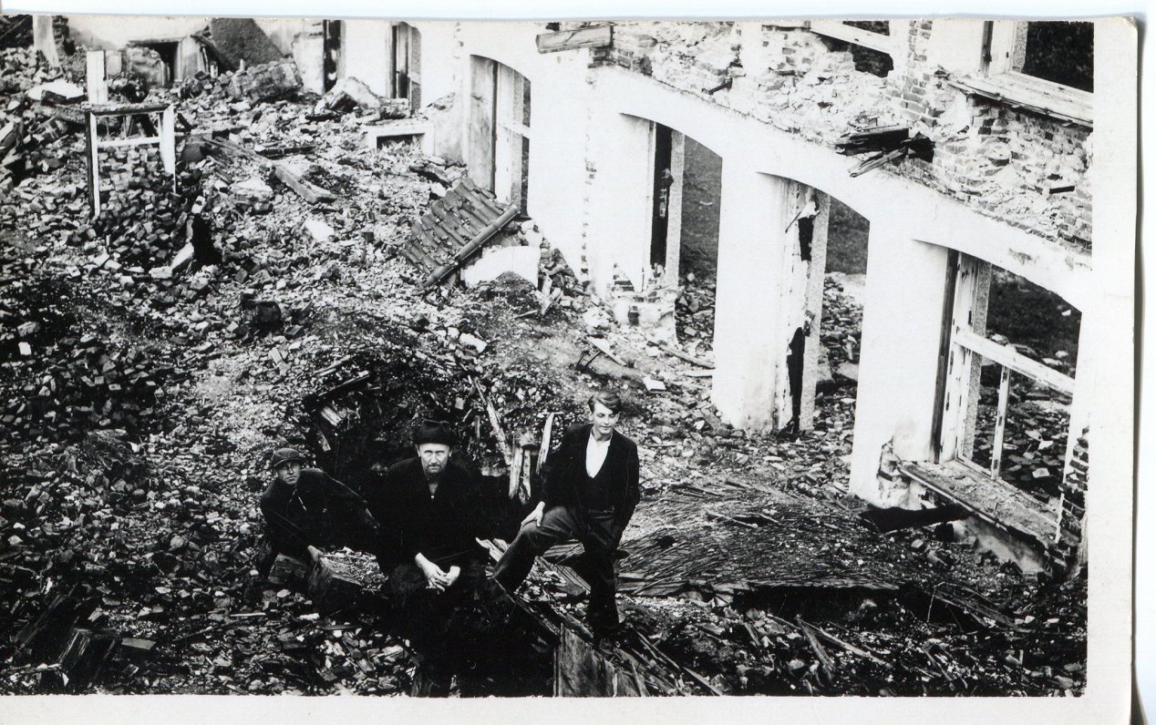 Kārķu pils drupas 1938. gadā. No kreisās Antons Romanovskis un toreizējais īpašnieks Jānis Dzilna.