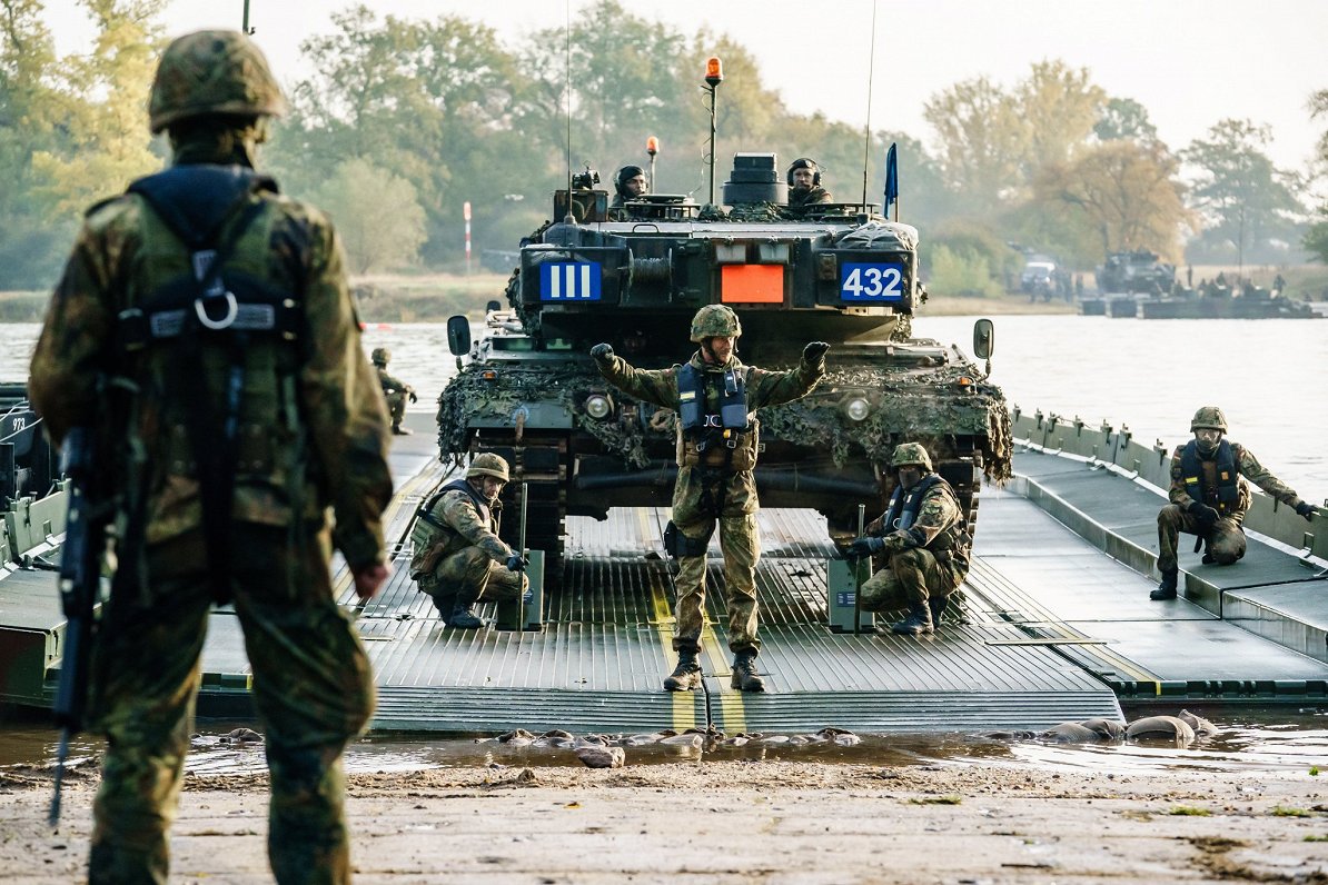 NATO karavīru un bruņutehnikas mācības Vācijā, gatavojoties misijai Lietuvā. 2020. gada oktobris.