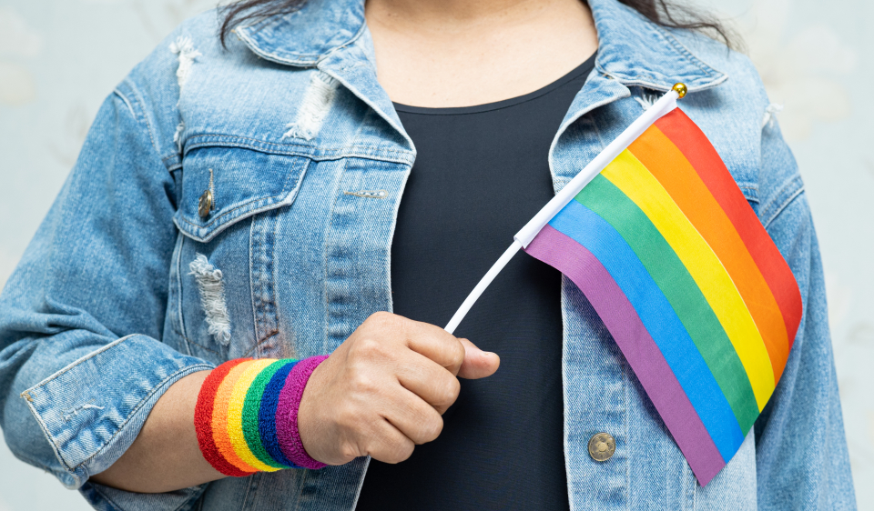 Sievieta ar viendzimuma partnerattiecību simbolu - varavīksnes karogu