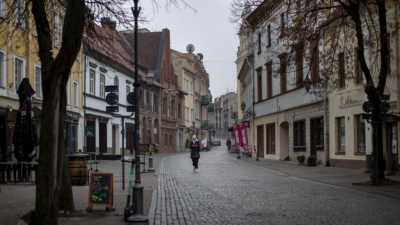 Lietuvas galvaspilsētas Viļņas vecpilsēta Covid-19 ārkārtas situācijas laikā. 2020. gada 10. novembr...