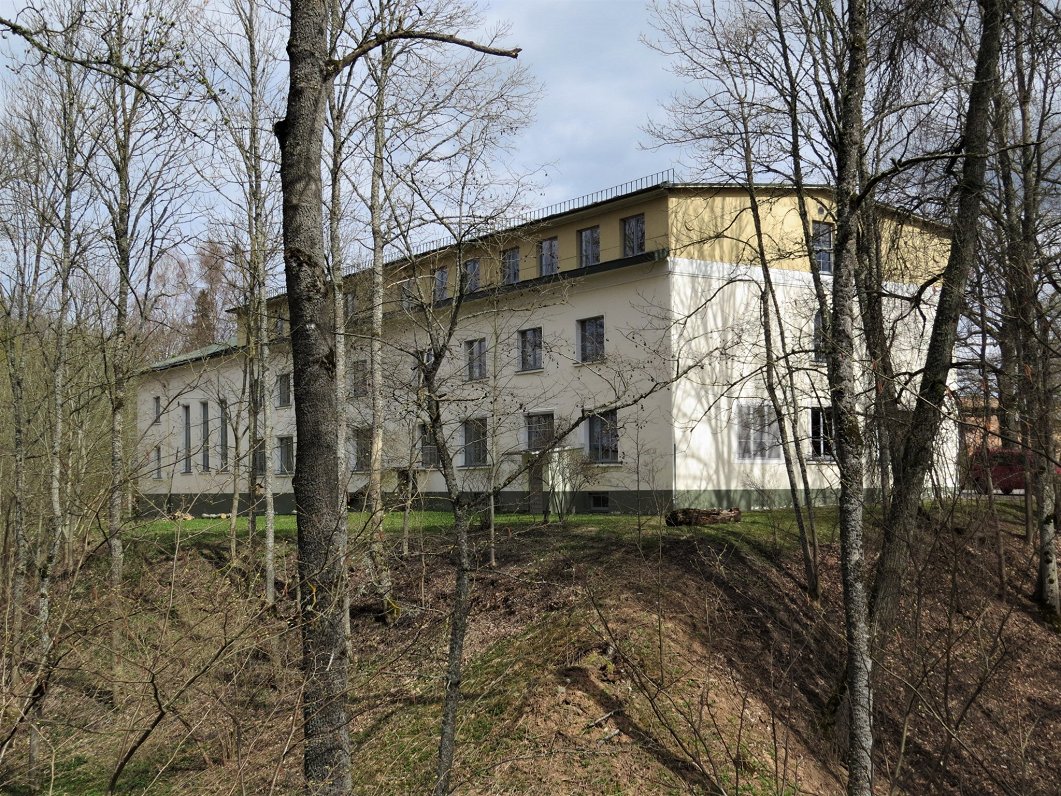Cukura fabrikas ēkas vieta, kur tagad ir Raunas vidusskola.