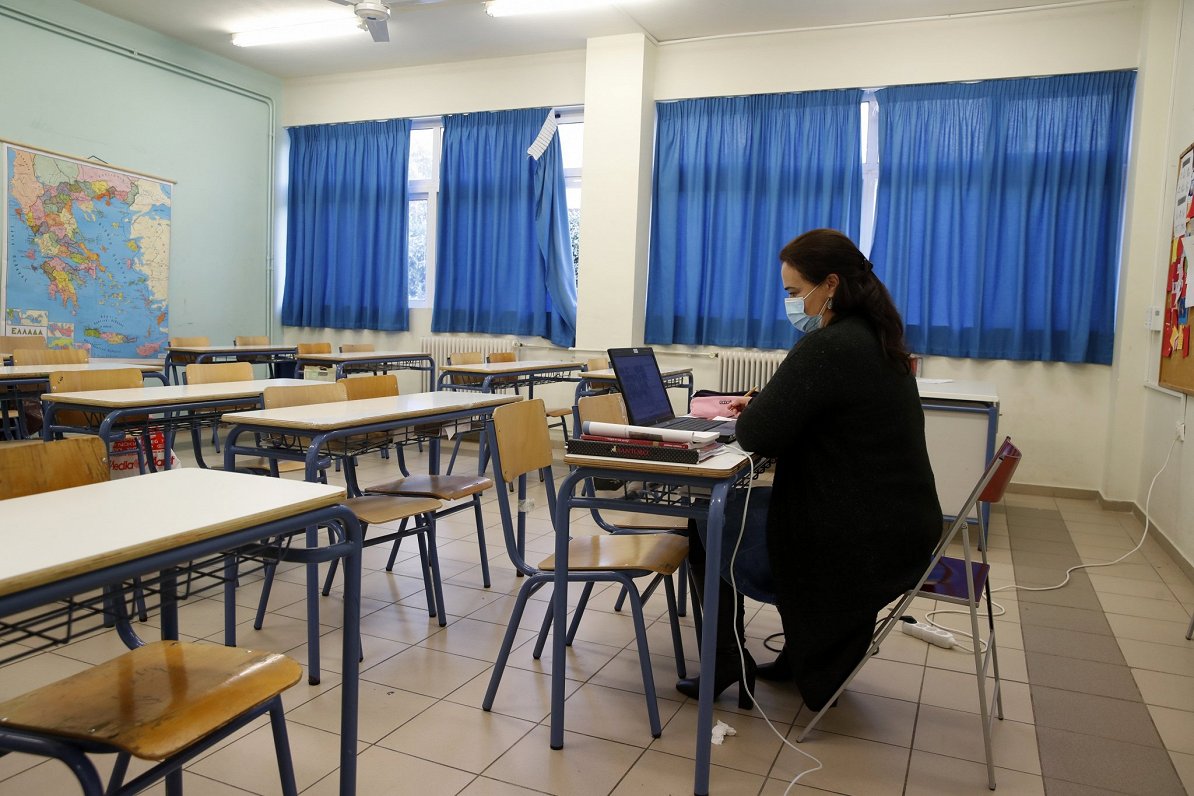 Literatūras skolotāja Angeliki Baladima vada attālinātu mācību stundu kādā skolā Atēnās