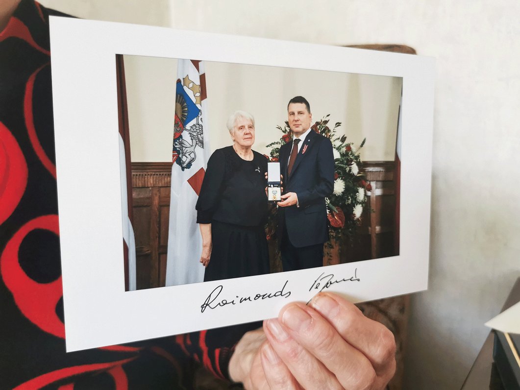Elza Cērpa ar prezidentu Raimondu Vējoni ordeņa saņemšanas dienā.