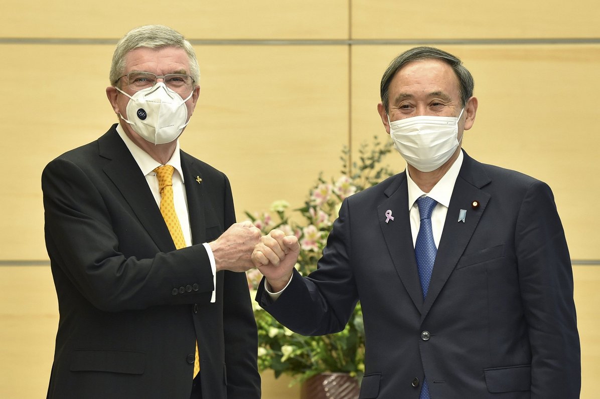 SOK prezidents Tomas Bahs (pa kreisi) un Japānas premjers Josihide Suga