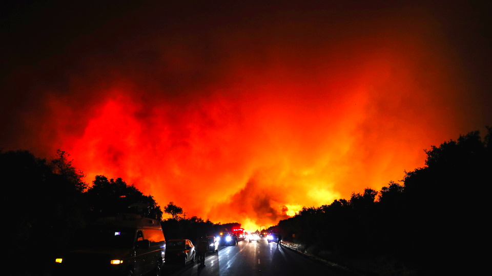 Торнадо раздувает лесной пожар. Калифорния, США, 12 августа 2020 г.