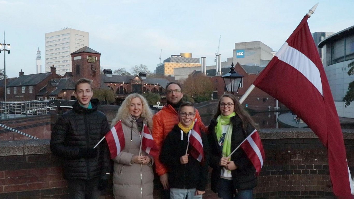 Ingmāra Čaklā ģimene ar Latvijas karogiem