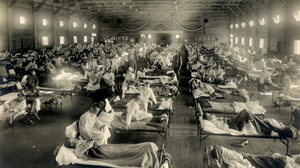 Pagaidu hospitālis karavīriem, kuri veseļojas no spāņu gripas. ASV, 1918.gada rudens.