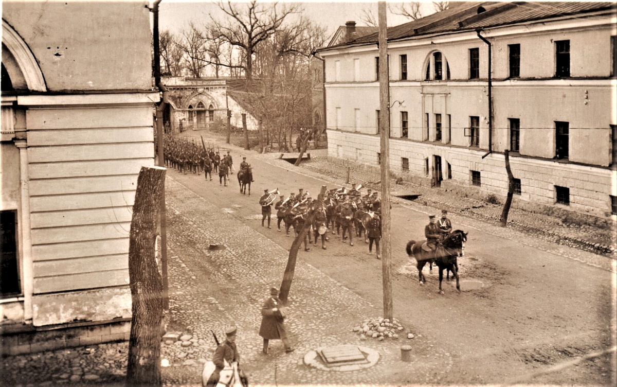 11-й Добельский пехотный полк с оркестром в Даугавпилсской крепости. 1920-е годы.