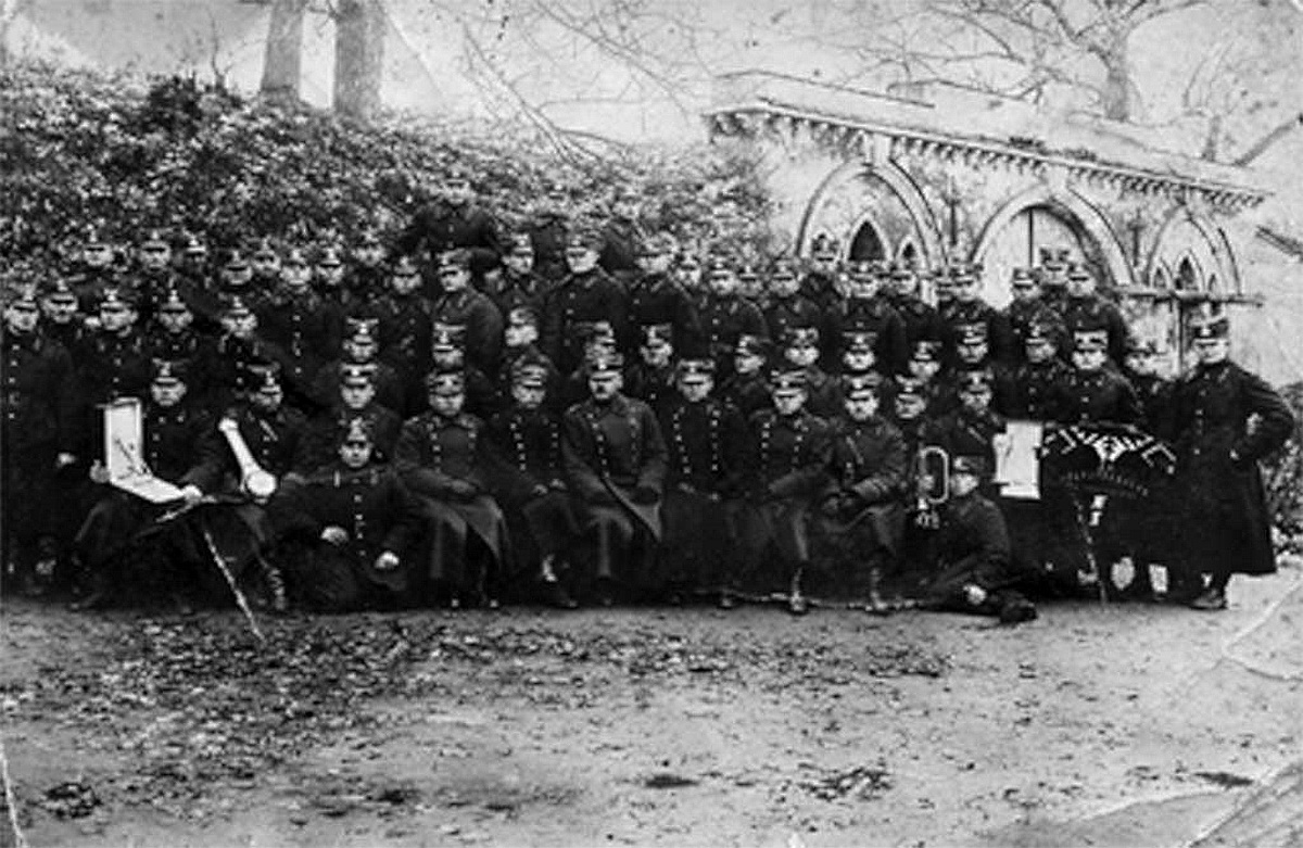 Служащие 11-го Добельского пехотного полка около Николаевских ворот крепости.