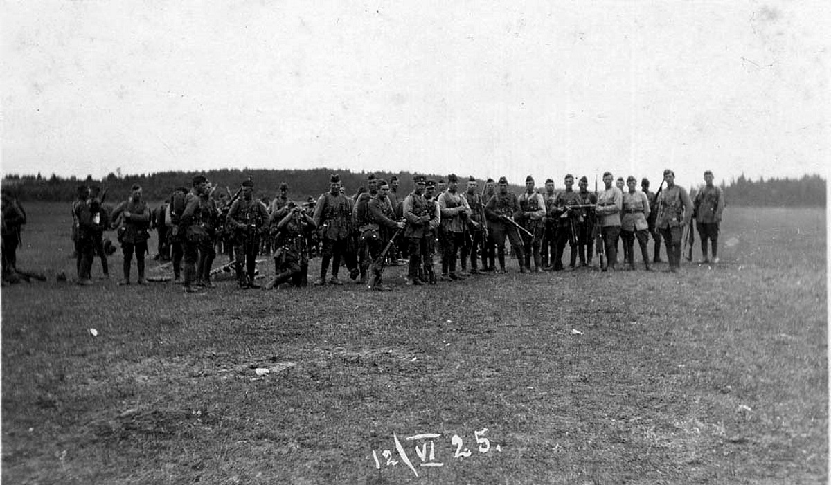 Служащие 11-го Добельского пехотного полка на учениях.