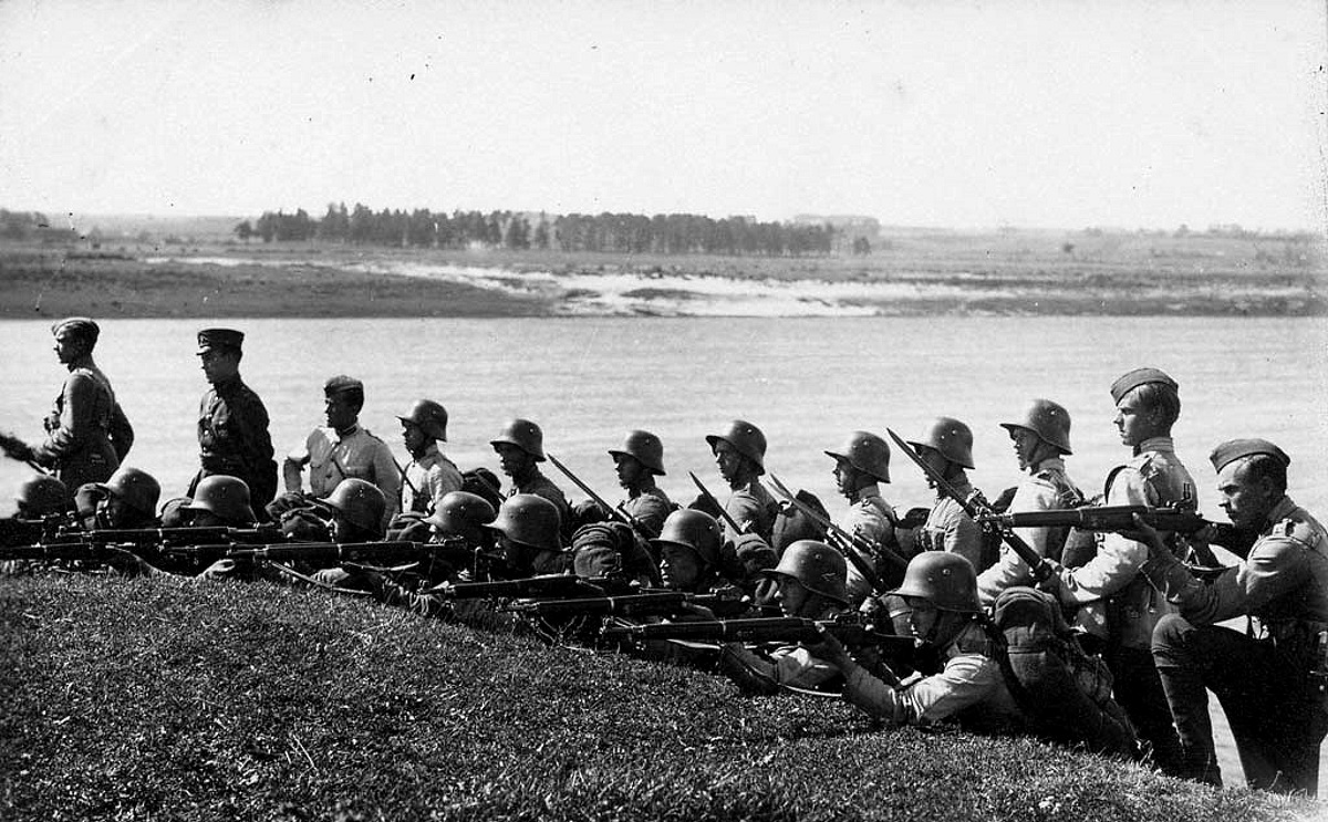 Служащие 11-го Добельского пехотного полка на учениях.