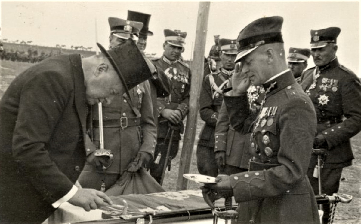 Военный министр Янис Балодис вбивает памятный гвоздь в древко знамени 11-го Добельского пехотного по...