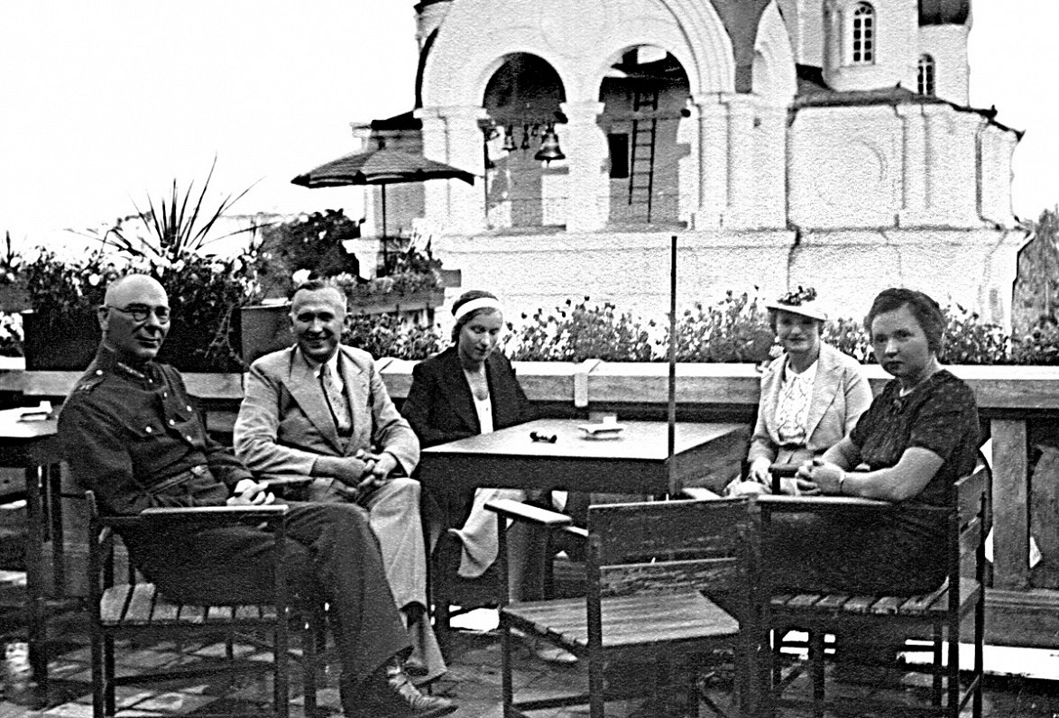 Офицер 11-го Добельского пехотного полка Густав Плявниекс в кафе на террасе Дома Единства. 1938 г.