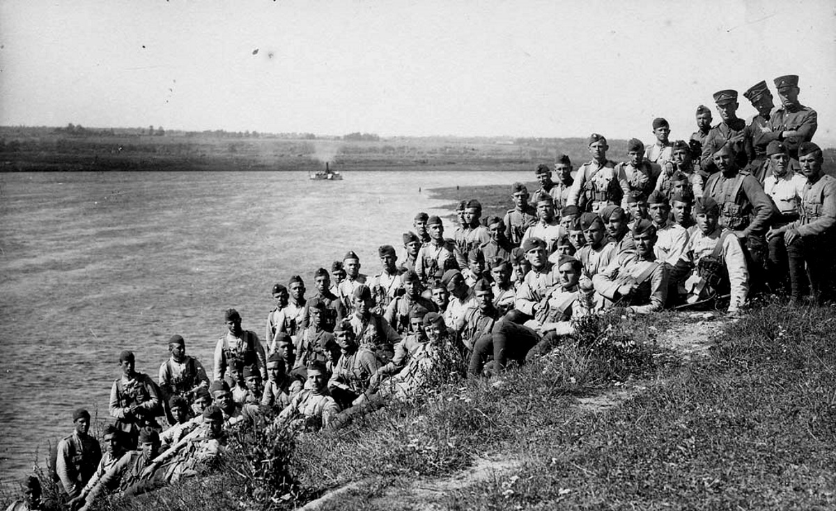 Служащие 11-го Добельского полка на берегу Даугавы.