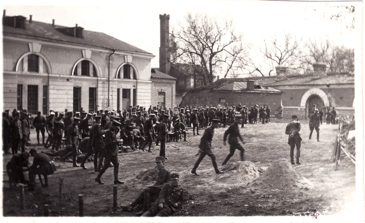 Служащие 11-го Добельского пехотного полка на территории крепости.