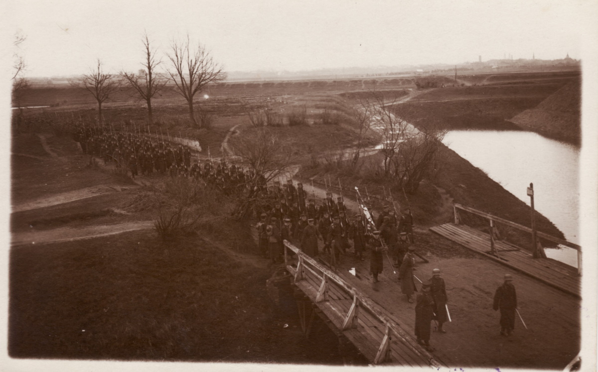 Возвращение служащих 11-го Добельского пехотного полка в крепость.