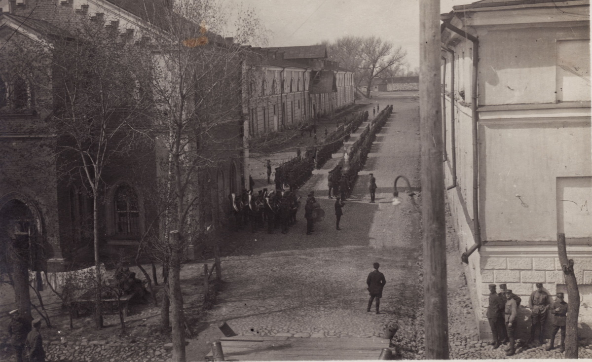 Построение служащих 11-го Добельского пехотного полка на территории крепости.
