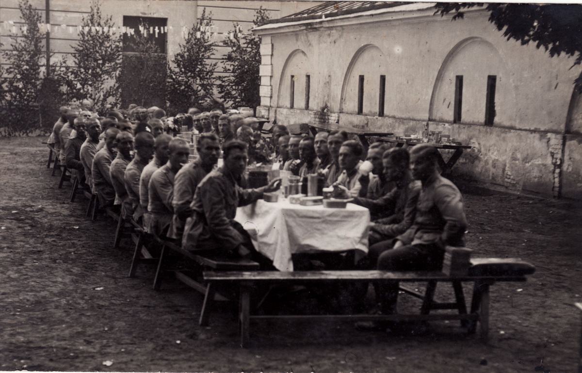 Торжественный обед служащих 11-го Добельского пехотного полка.
