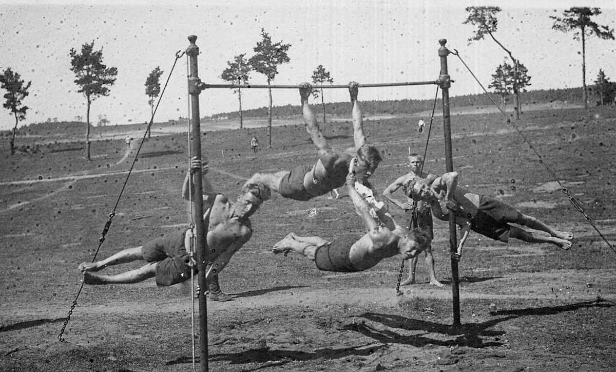 Спортивные занятия служащих 11-го Добельского пехотного полка в летнем лагере.
