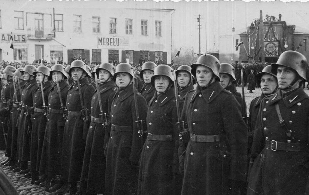 Торжественное построение служащих 11-го Добельского пехотного полка. 1936-й год.