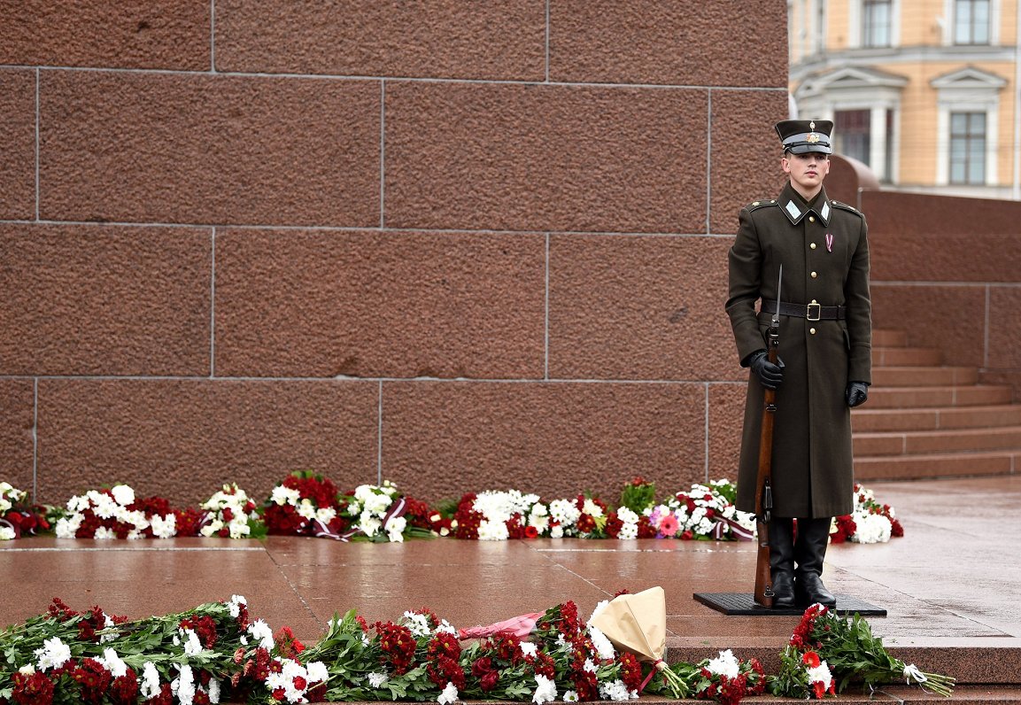 Karavīru godasardze ziedu nolikšanas ceremonijas laikā Latvijas proklamēšanas gadadienā pie Brīvības...