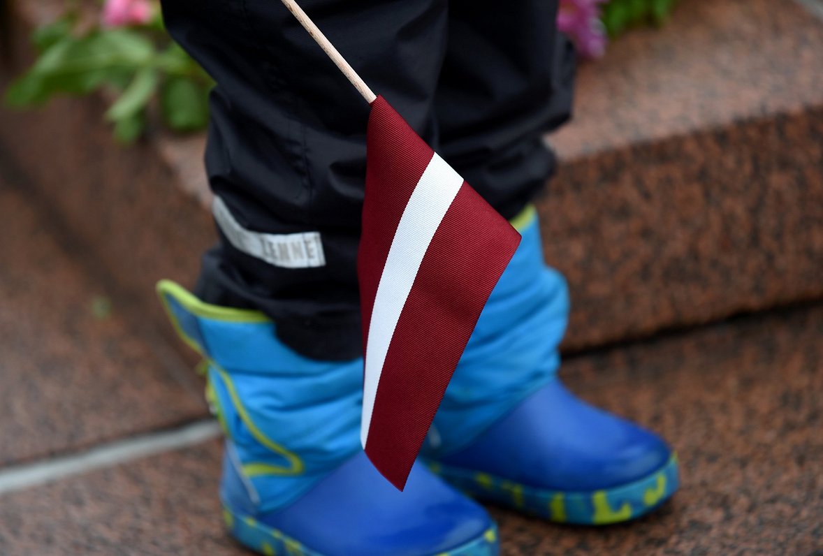 Ziedu nolikšanas ceremonija pie Brīvības pieminekļa Latvijas proklamēšanas gadadienā.