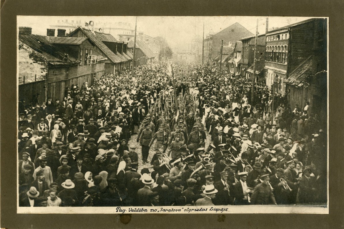 Latvijas Pagaidu valdība  1919. gadā atgriežas Liepājā no kuģa &quot;Saratov&quot; pa tagadējo Kūrmā...
