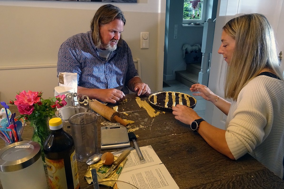 Glābējs Larss Lunke mācās gatavot tradicionālo Ziltes kūku pēc savas brāļasievas Kristīnes norādēm.