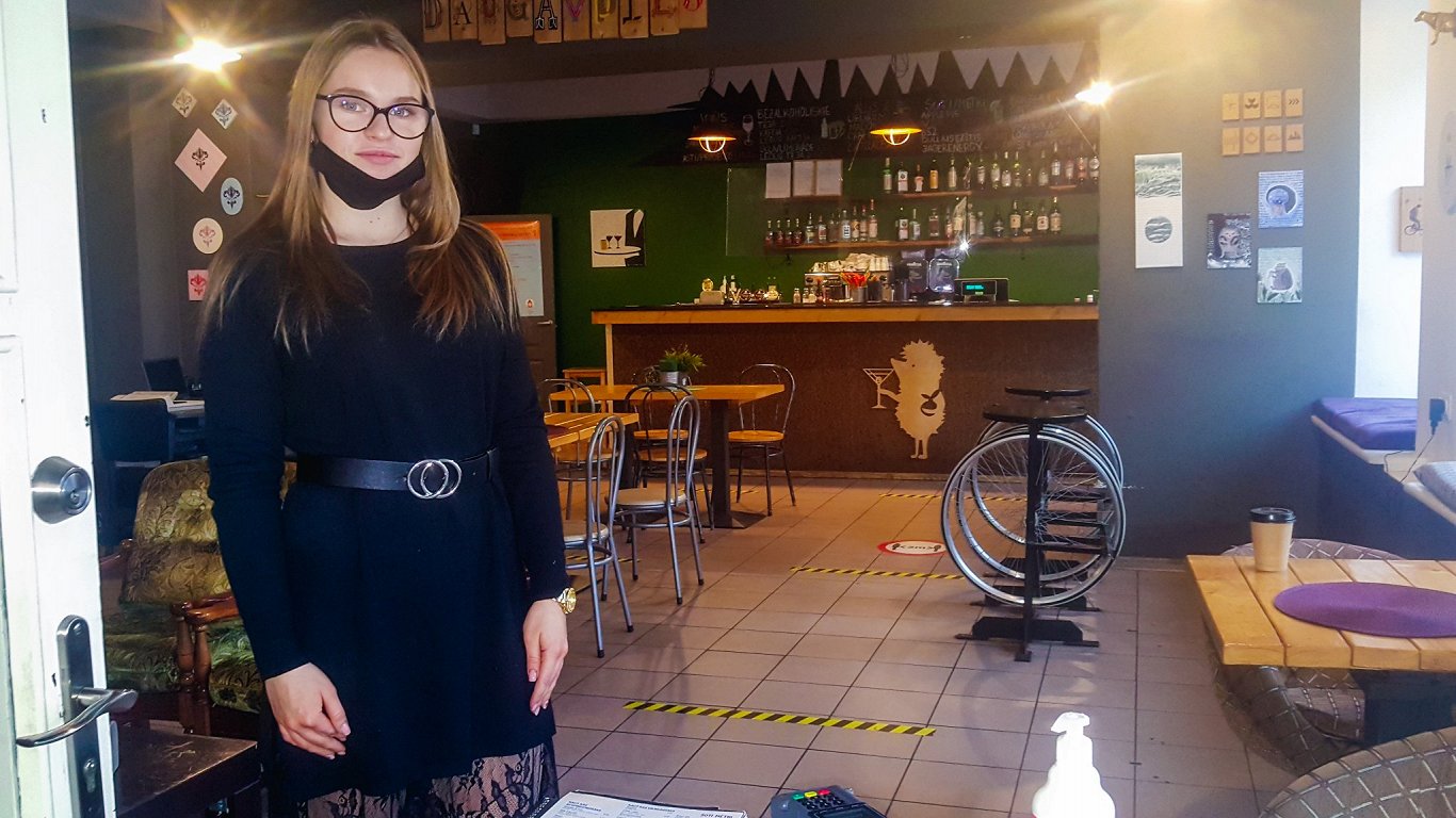 Daugavpils kafejnīcas „Ezītis miglā” viesmīle Diāna.