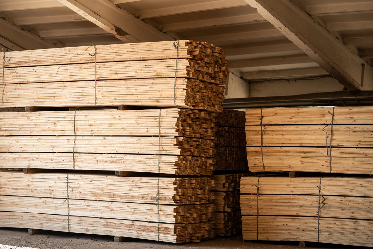 Kokmateriālu glabāšana kokapstrādes uzņēmumā. Attēls ilustratīvs.
