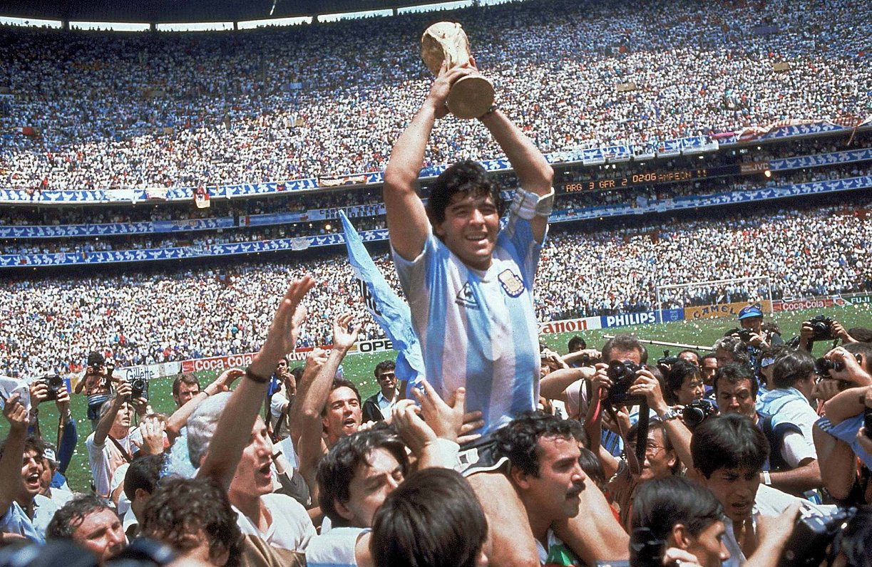 DJego Maradona ar 1986.gadā Argentīnas izlases iegūto Pasaules kausu