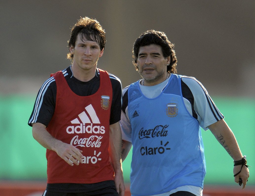 Argentīnas izlases treneris Djego Maradona (pa labi) treniņā ar Lionelu Mesi