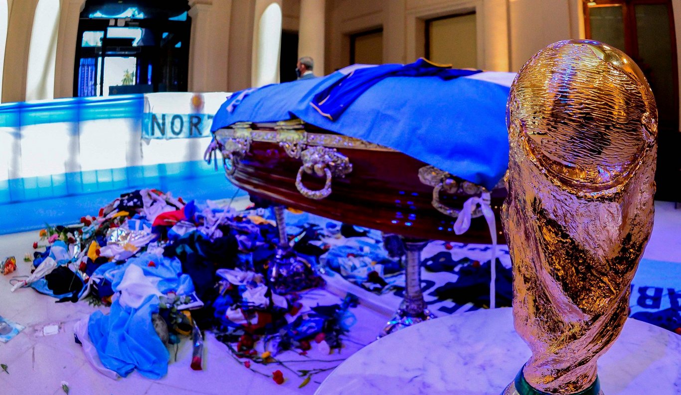 Zārks ar Maradonas mirstīgajām atliekām Argentīnas prezidenta pils telpās