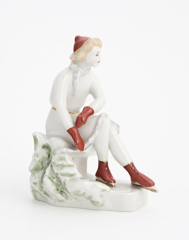 Skatloga priekšmeti - Oksana Žņikrupa, porcelāna figūriņa “Slidotavā”.