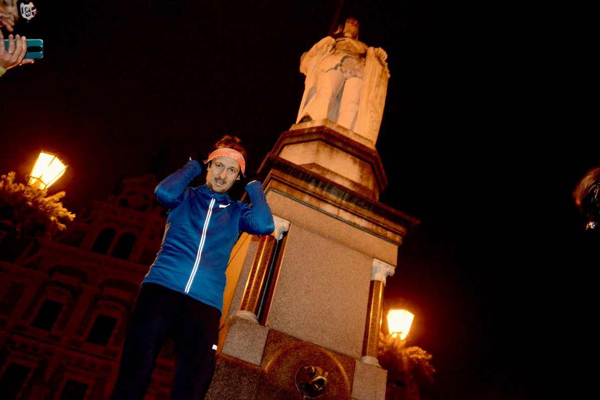 Pēteris Griviņš pie Rolanda statujas Rīgas Rātslaukumā