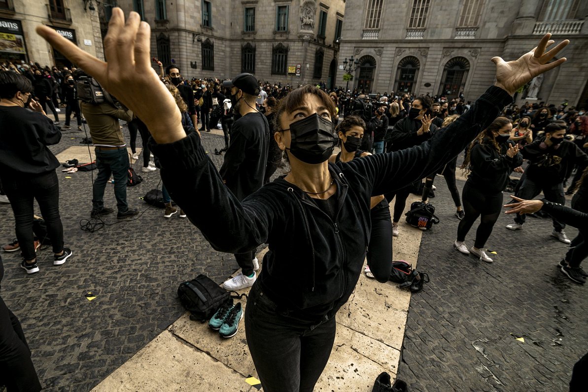 Barselonā ar dejām protestē pret ierobežojumiem Covid-19 dēļ, 2020.gada novembris