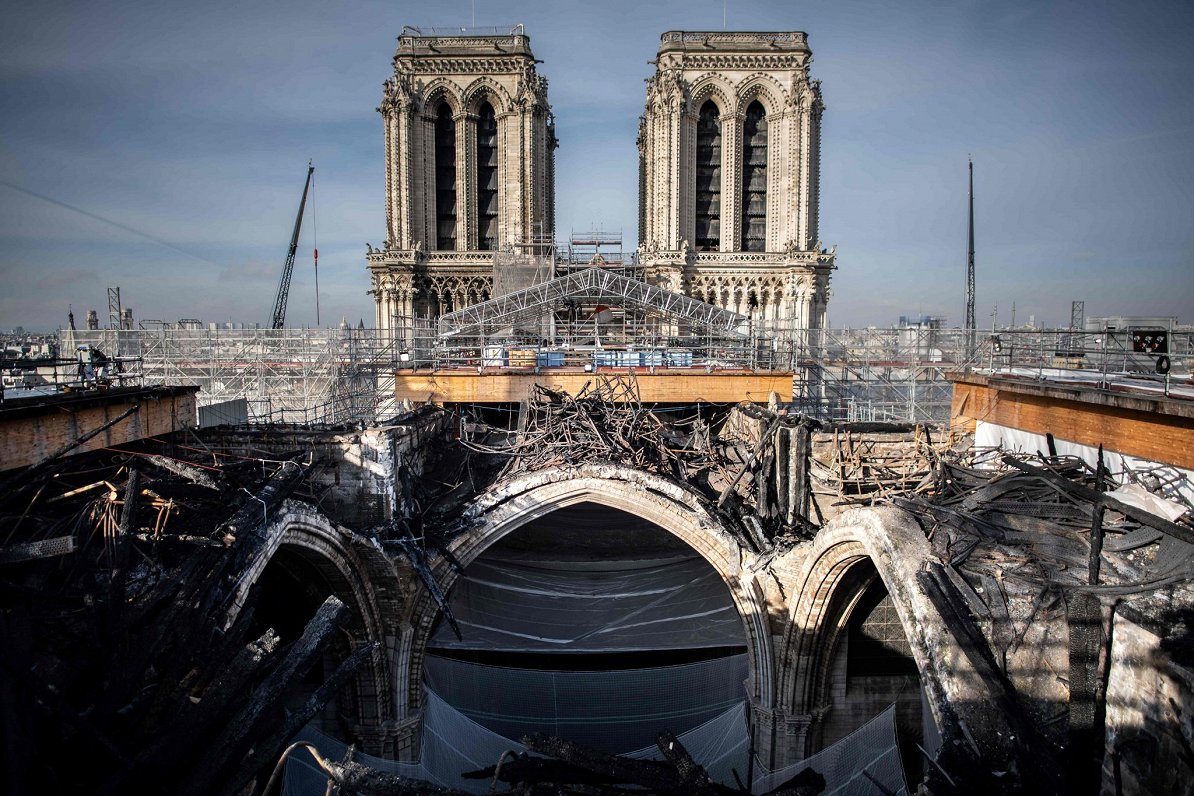 Parīzes Dievmātes katedrāles ugunsgrēkā cietušās stalažas (24.11.20.)