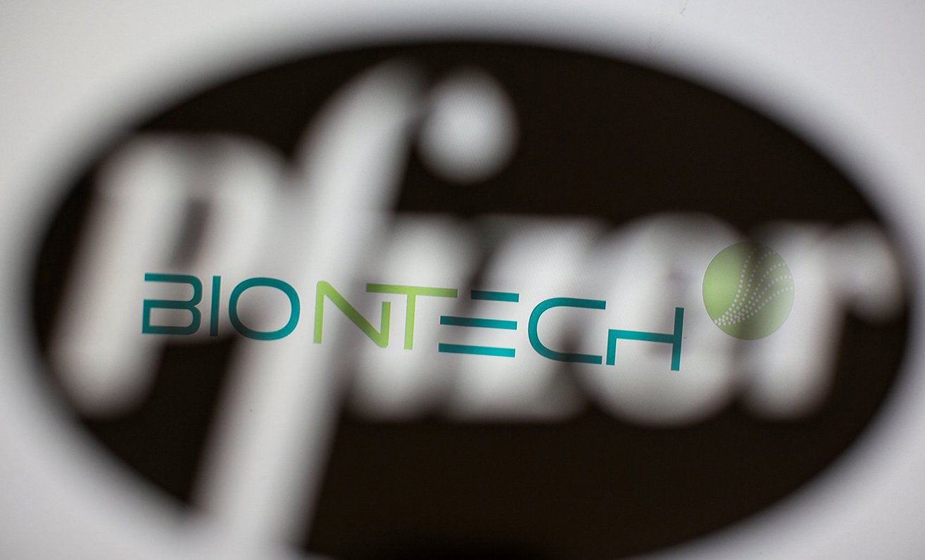 ASV farmācijas gigants &quot;Pfizer&quot; un Vācijas kompānija &quot;BioNTech&quot;  logo.