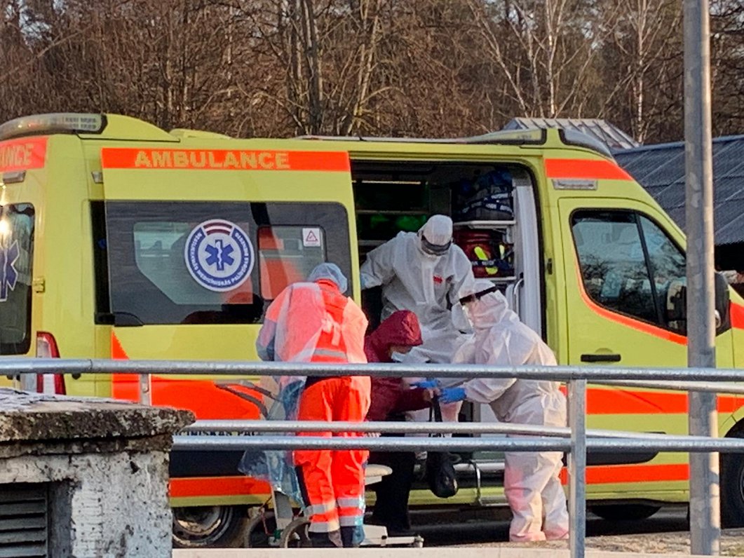 Ātrās palīdzības auto pieved slimnīcai Covid-19 pacientu.