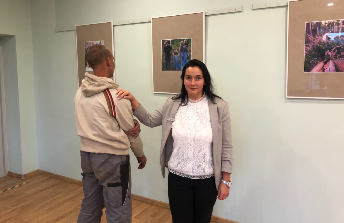Нормунд вместе с социальным работником Кристиной Ивановской в комнате для занятий.