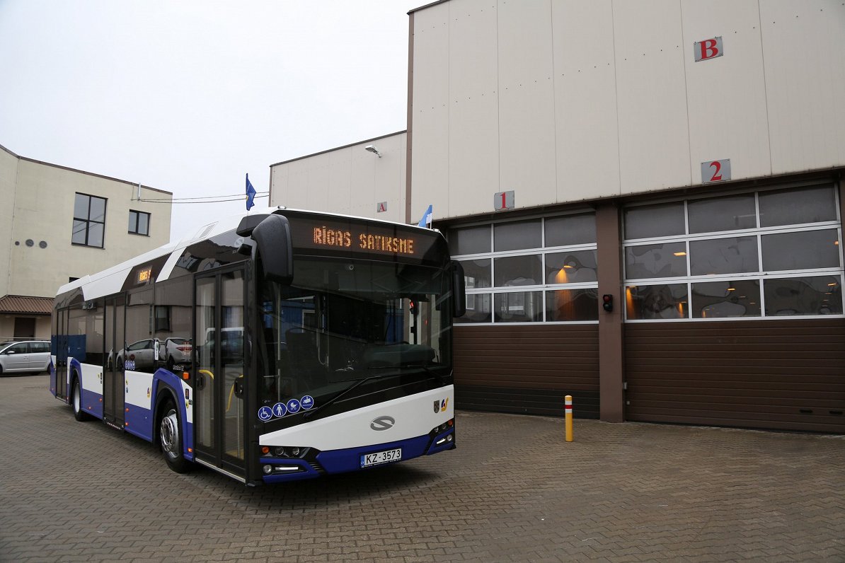 Autobuss pie pašvaldības uzņēmuma SIA &quot;Rīgas satiksme&quot;.