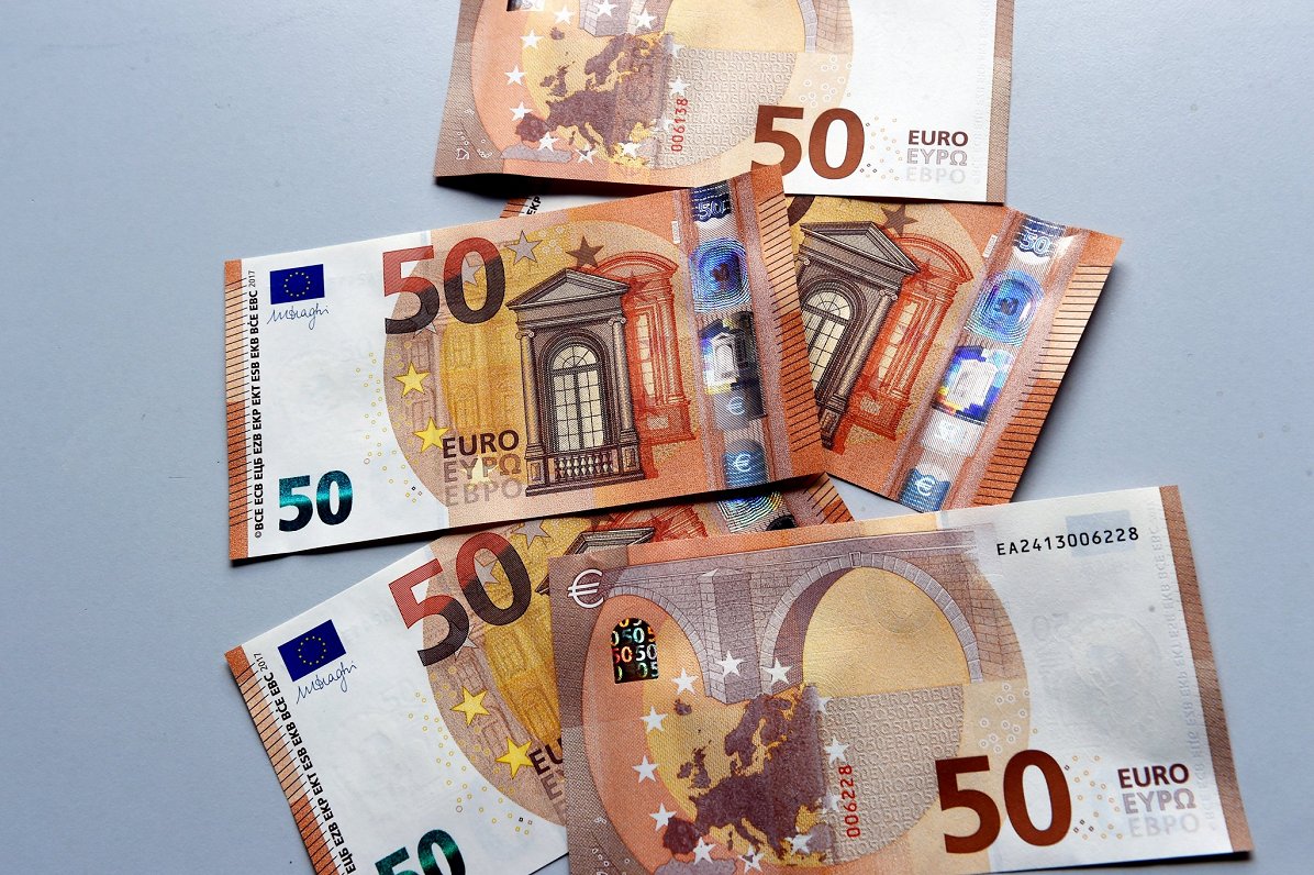Nauda. Piecdesmit eiro banknotes.