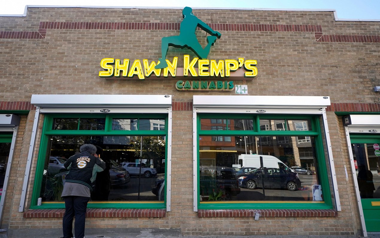 Bijušajam NBA basketbolistam Šonam Kempam piederošs marihuānas veikals Sietlā