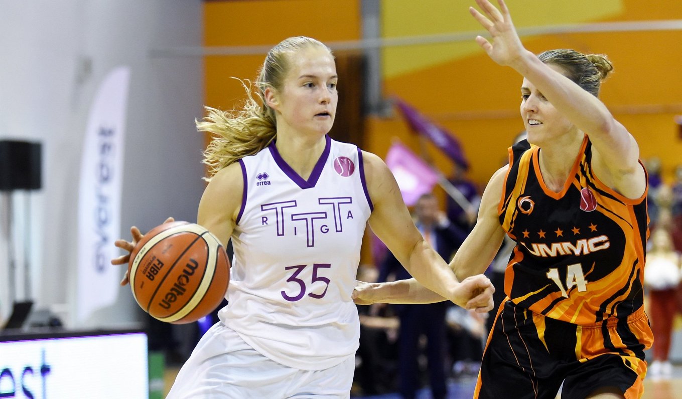 &quot;TTT Rīga&quot; basketboliste Kate Krēsliņa (pa kreisi) spēlē pret Jekaterinburgas UGMK