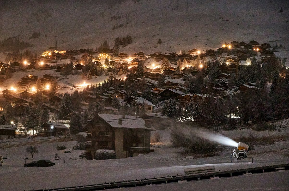 Pūš sniegu slēpošanas kūrortā Šveicē (01.12.2020)