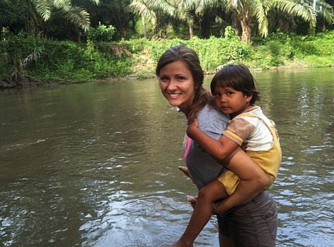 Eva, darot brīvprātīgo darbu Indonēzijā